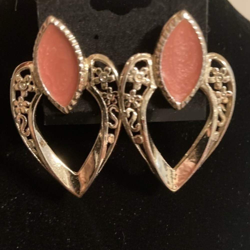 Pink and golden heart-shaped earrings. Floral details